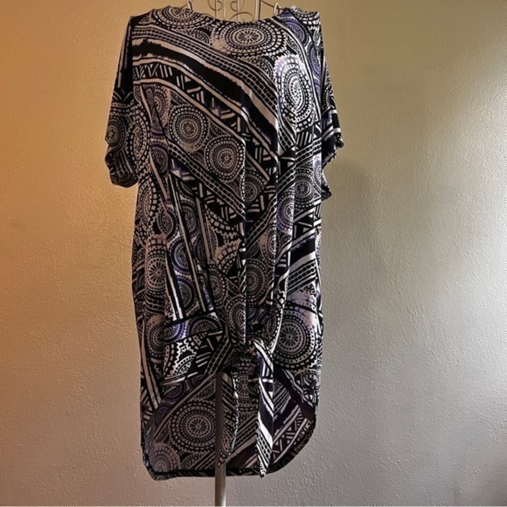 Chico’s blk/wht/purple tie-front, short-sleeved top, Sz 3. Preowned. Like new.